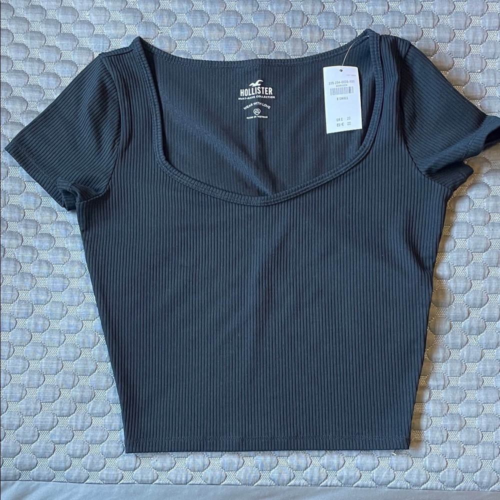 Hollister Women's Black ribbed crop tee